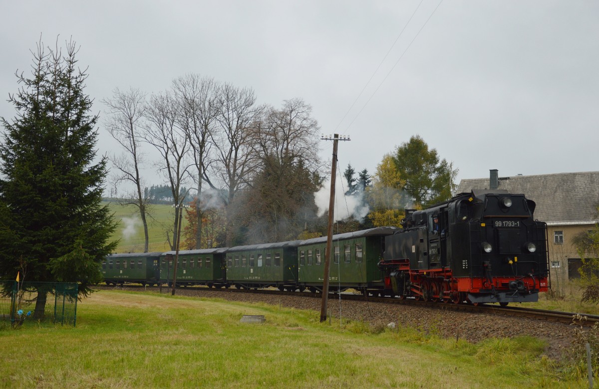 99 1793-1 mit dem DR-Zug bei der Einfahrt in Neudorf am 25.10.2015