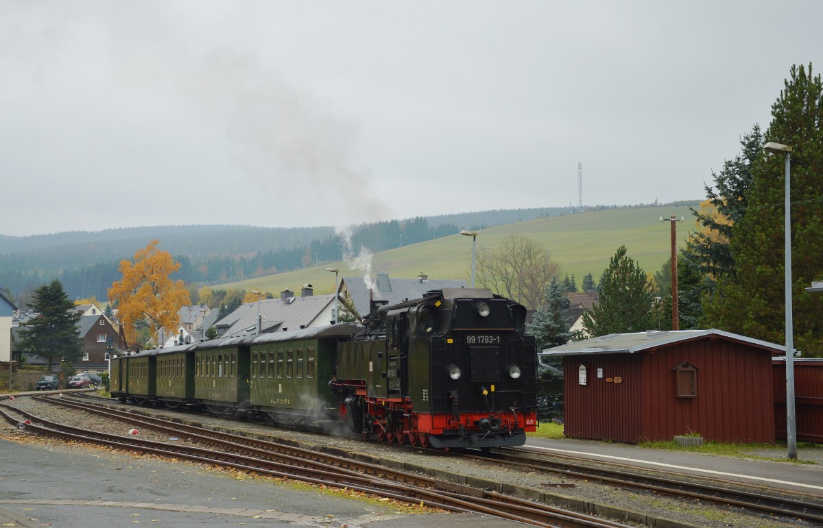 99 1793-1 mit dem DR-Zug am 25.10.2015 in Neudorf.
