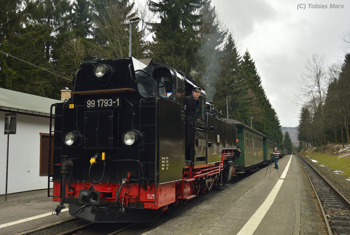 99 1793-1 mit dem P 1002 im Bahnhof Niederschlag am 30.03.2016