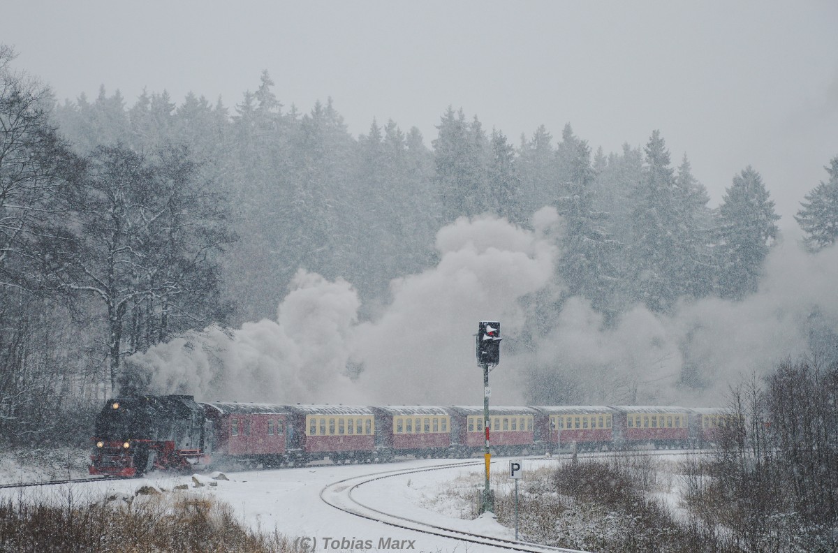99 222 verlsst bei Schneesturm mit N 8920 den Bahnhof Drei-Annen-Hohne am 04.01.2016.
