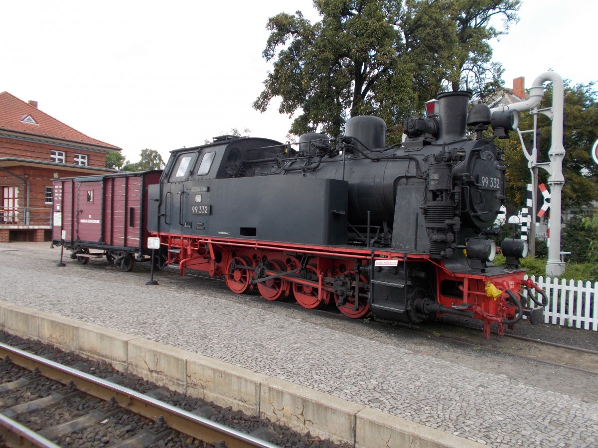 99 (2)332 hat man in Kühlungsborn West auf dem ehemaligen Güterbodengleis abgestellt.Aufnahme am 31.August 2014.