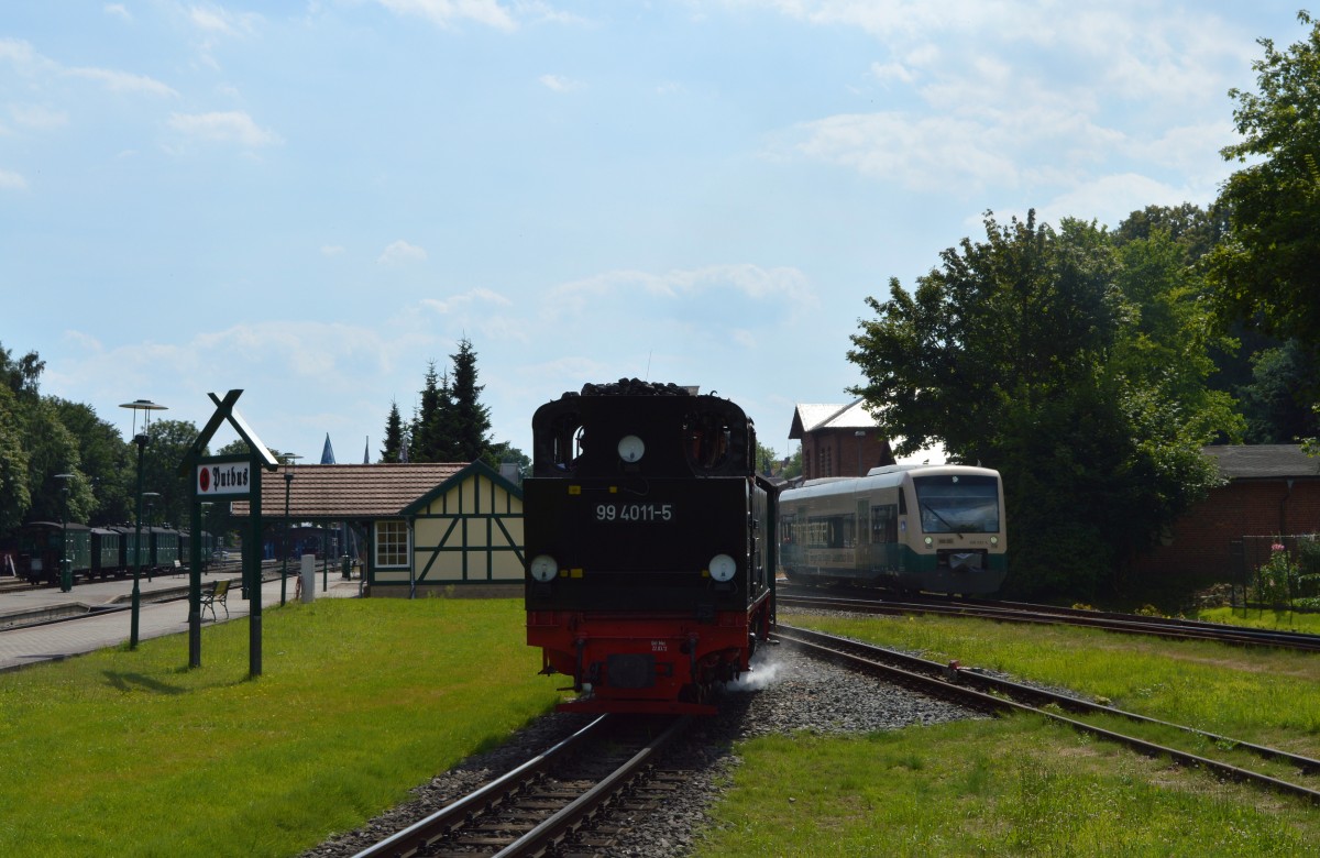 99 4011-5 bei der Ausfahrt aus Putbus am 02.08.2015 mit P 107. Rechts fährt der 650 032 nach Bergen aus.