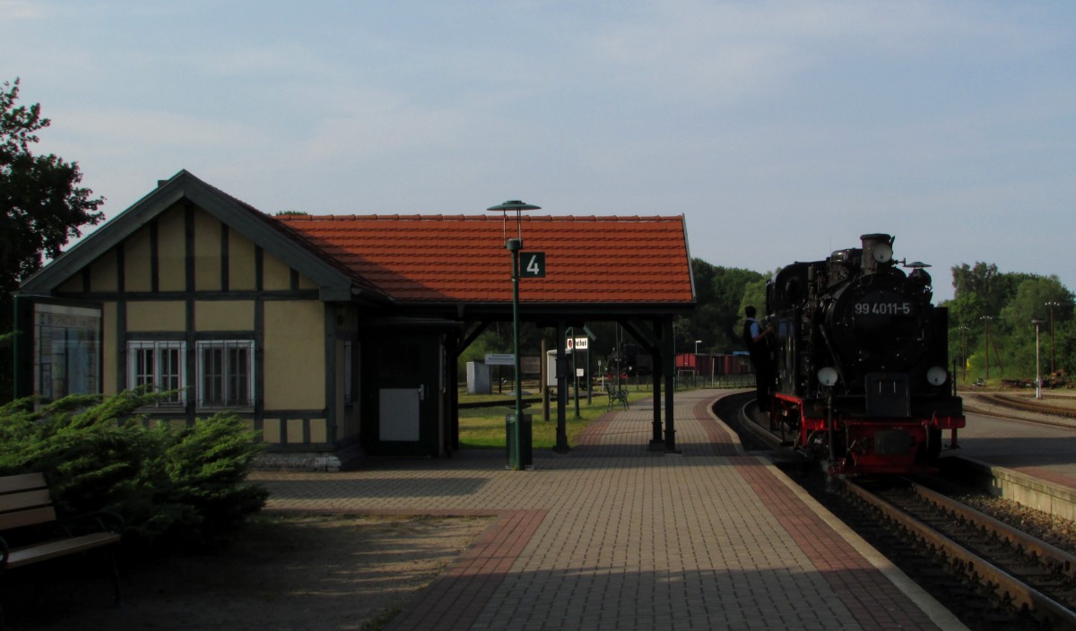 99 4011-5 fhrt am 02.08.2014 zu ihrem Zug in Putbus