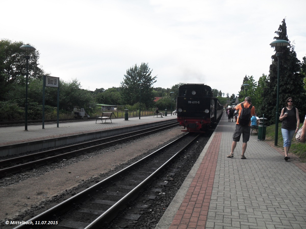 99 4011-5 fhrt am 11.07.2015 in den Bahnhof Binz LB ein.