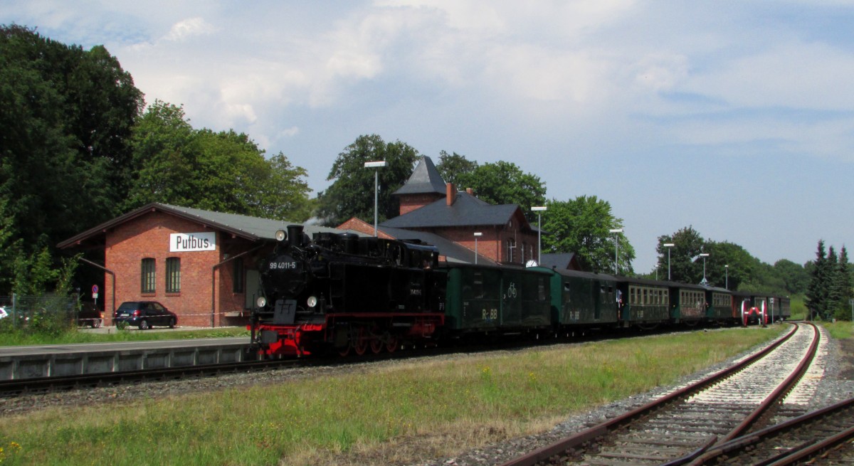 99 4011-5 fuhr am 27.07.2014 mit P 104 in den Bahnhof Putbus ein.
