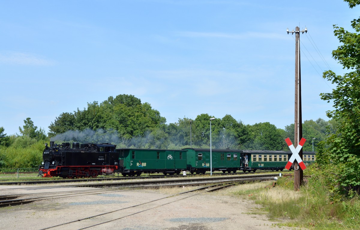 99 4011-5 rollt in den Bahnhof Putbus mit P 104 am 02.08.2015 ein.