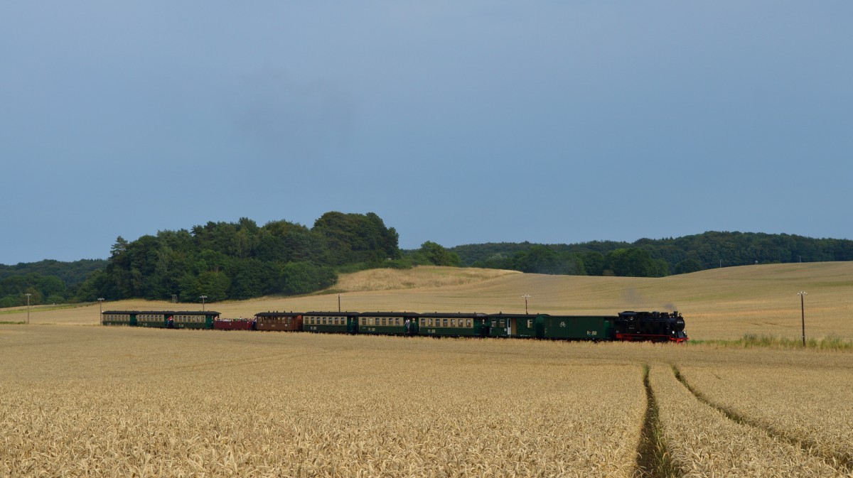 99 4011-5 rollt durch die weiten Felder hinter Seelvitz mit P 108 am 08.08.2015