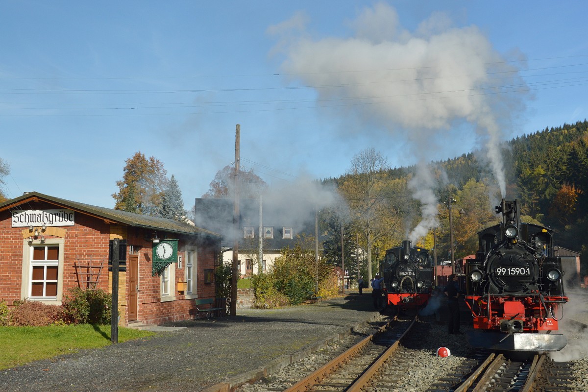 99 4511-4 und 99 1590-1 bei der Überholung des durch 99 4511-4 gezogenen Planzug im Bahnhof Schmalzgrube am 24.10.2015.
