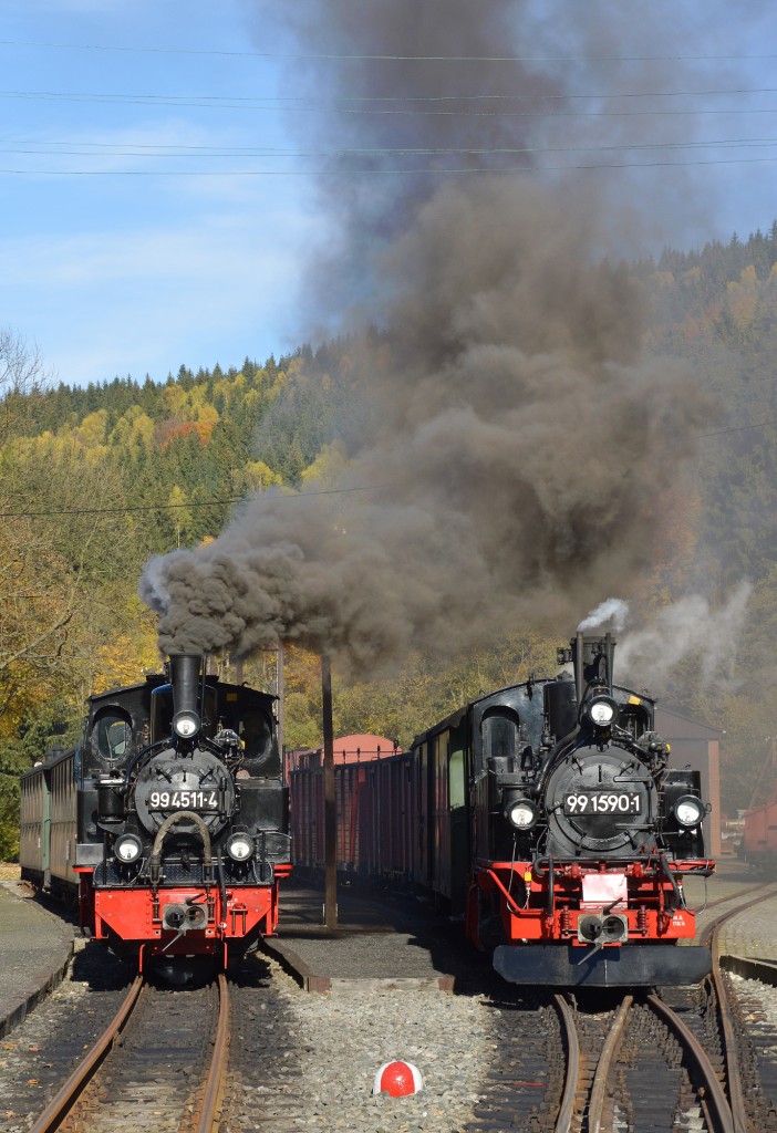 99 4511-4 und 99 1590-1 bei der Überholung des durch 99 4511-4 gezogenen Planzug im Bahnhof Schmalzgrube am 24.10.2015.
