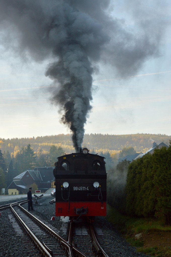 99 4511-4 am ihrem Wagenpark am morgen des 24.10.2015 in Jöhstadt.
