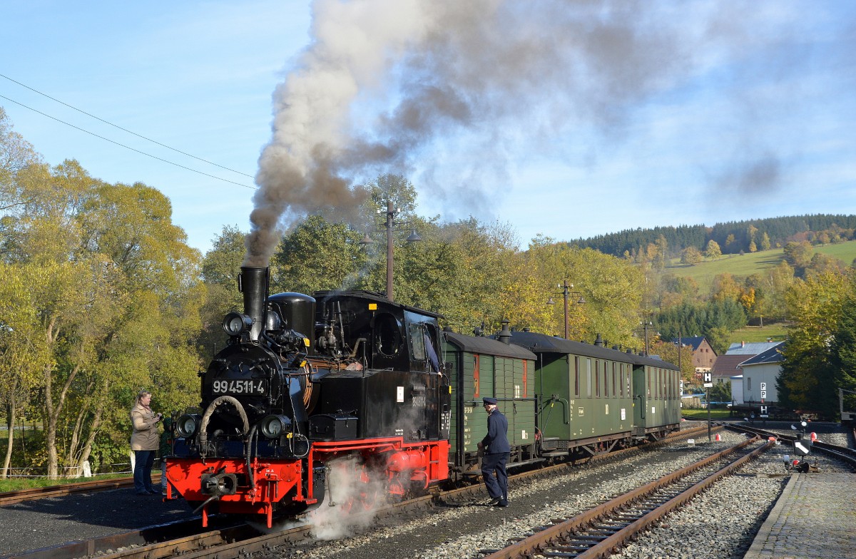 99 4511-4 an ihrem Zug in Steinbach am 24.10.2015