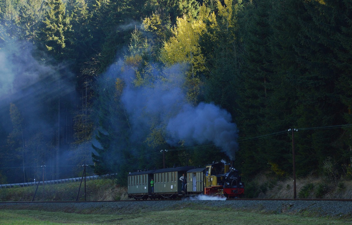 99 4511-4 mit ihrem Zug hinter der Grumbacher Straße auf dem Weg nach Schmalzgrube am 24.10.2015.