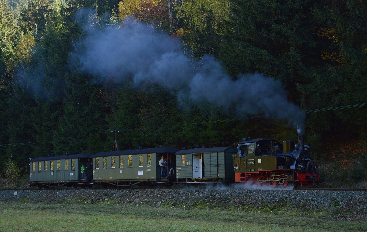 99 4511-4 mit ihrem Zug hinter der Grumbacher Straße auf dem Weg nach Schmalzgrube am 24.10.2015.