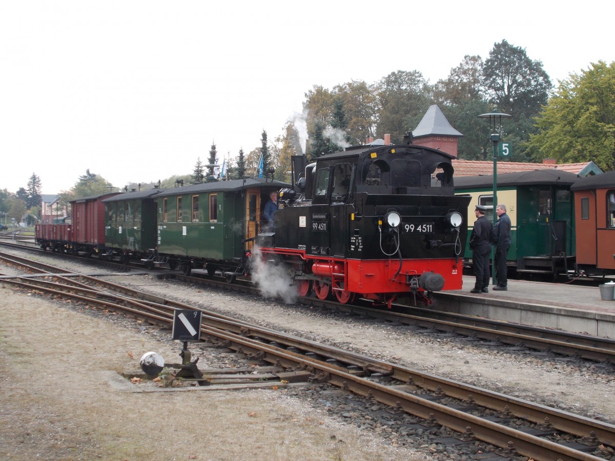 99 4511,am 12.Oktober 2014,mit einem Gmp vor der Abfahrt in Putbus.Platz 3 (Bild des Monats) Oktober.2014