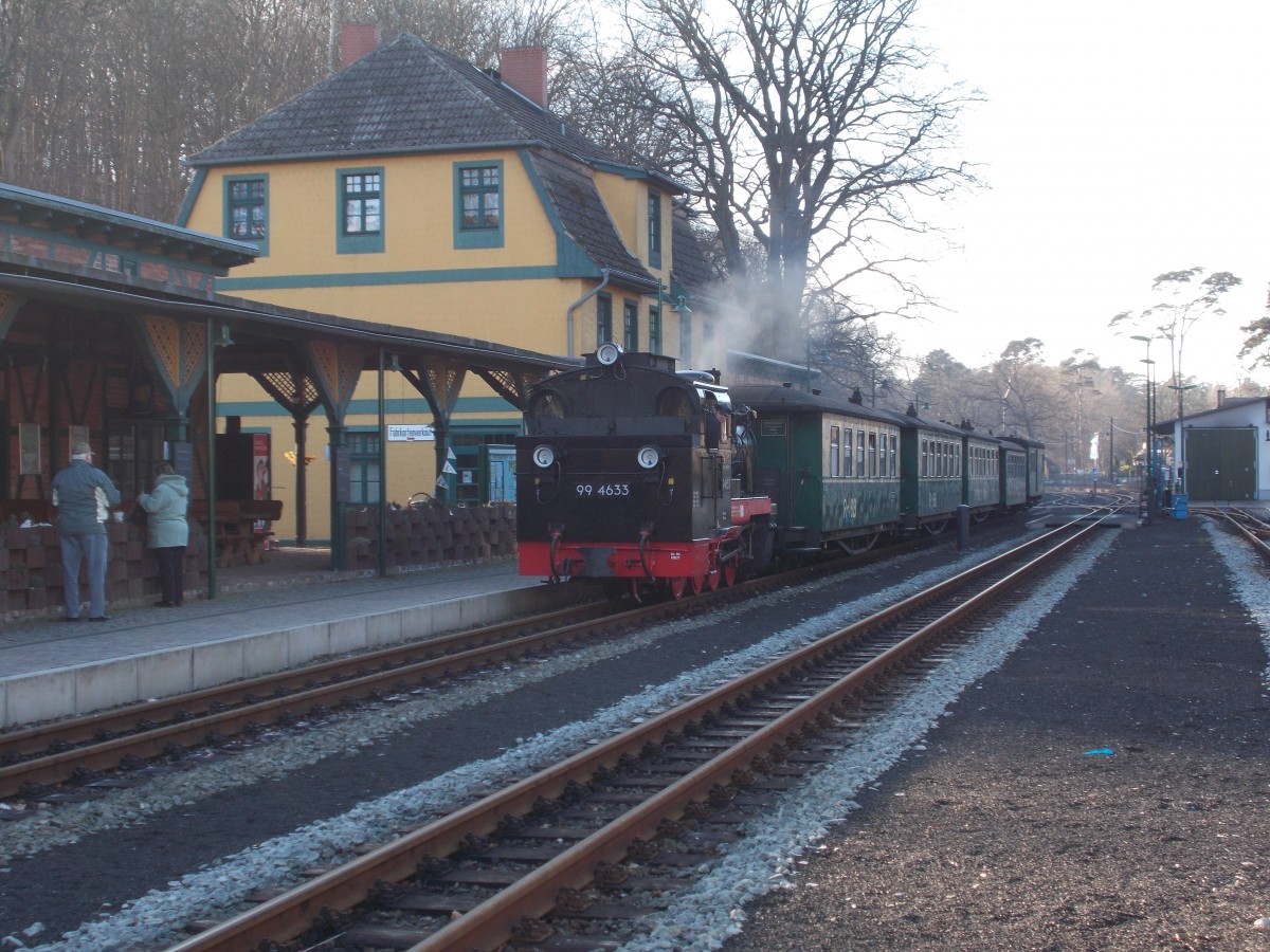 99 4633 kam,am 08.März 2015,mit einem kurzen Zug aus Putbus in Göhren an.