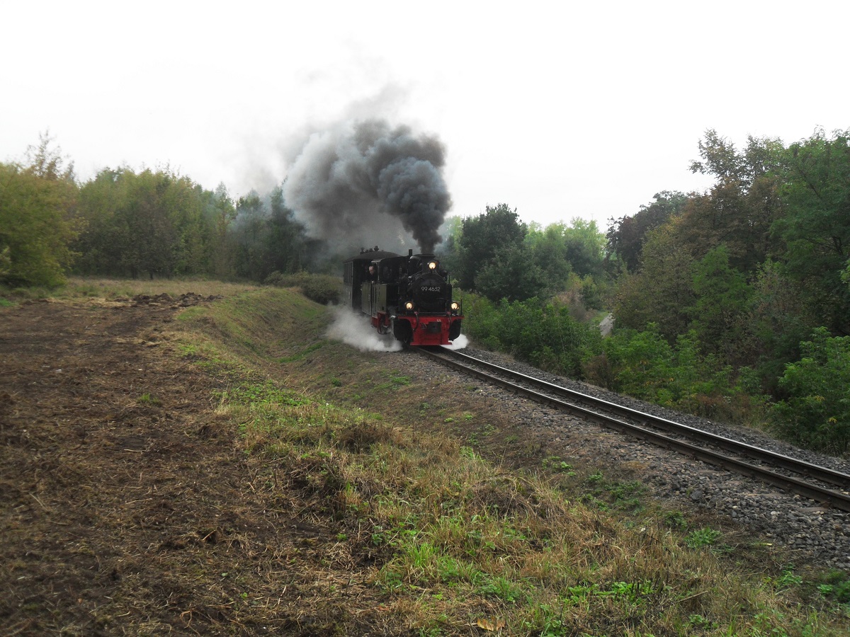 99 4652 am 01.10.2016 mit ihrem Zug zwischen Hettstedt Kupferkammerhtte und Hettstedt Eduardschacht.