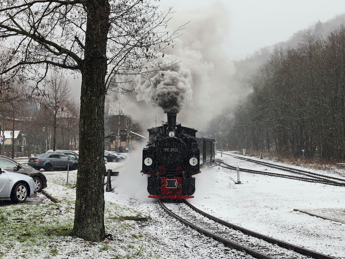 99 5901 bei der Ausfahrt aus dem Bahnhof Alexisbad am 31. Januar 2016 .