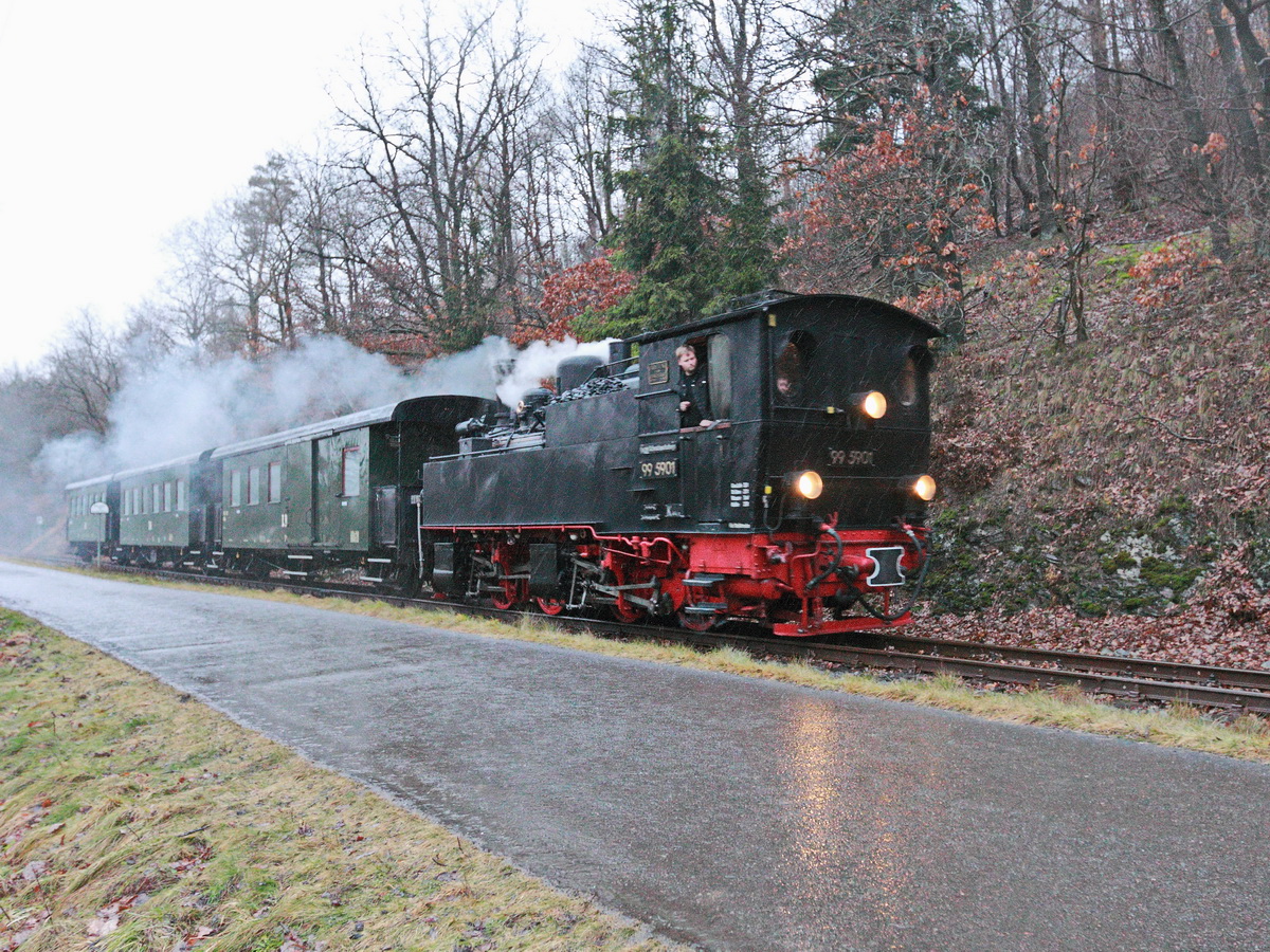 99 5901 bei der Fotosonderfahrt am 30. Januar 2016 kurz vor dem Bahnhof Straßberg.