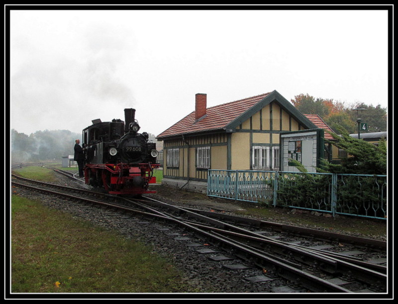 99 608 bei der Fahrt ber den Bahnhof Putbus am 13.Okt.2013
