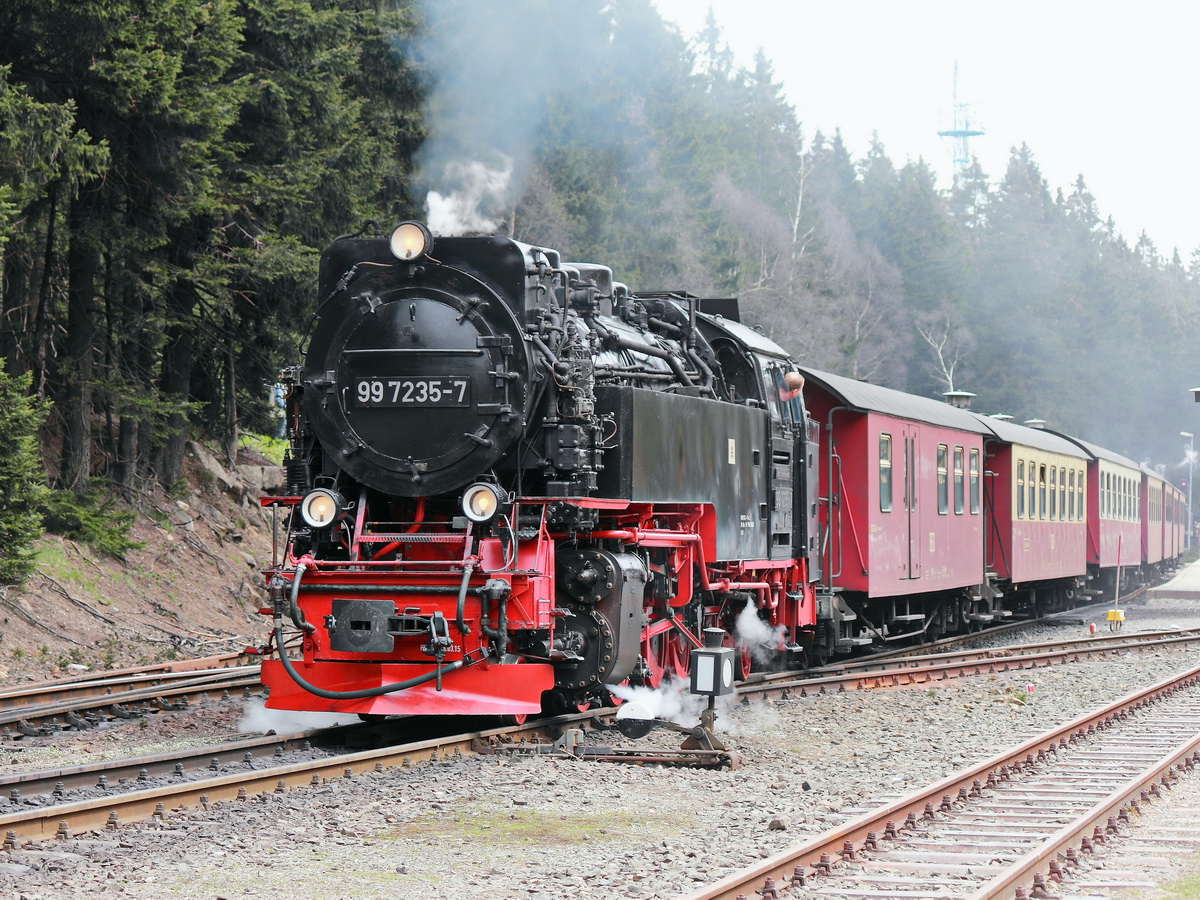 99 7235-7 in Richtung  Brocken bei der Ausfahrt aus  den Bahnhof Schierke am 25. April 2015 als HSB 8920. 