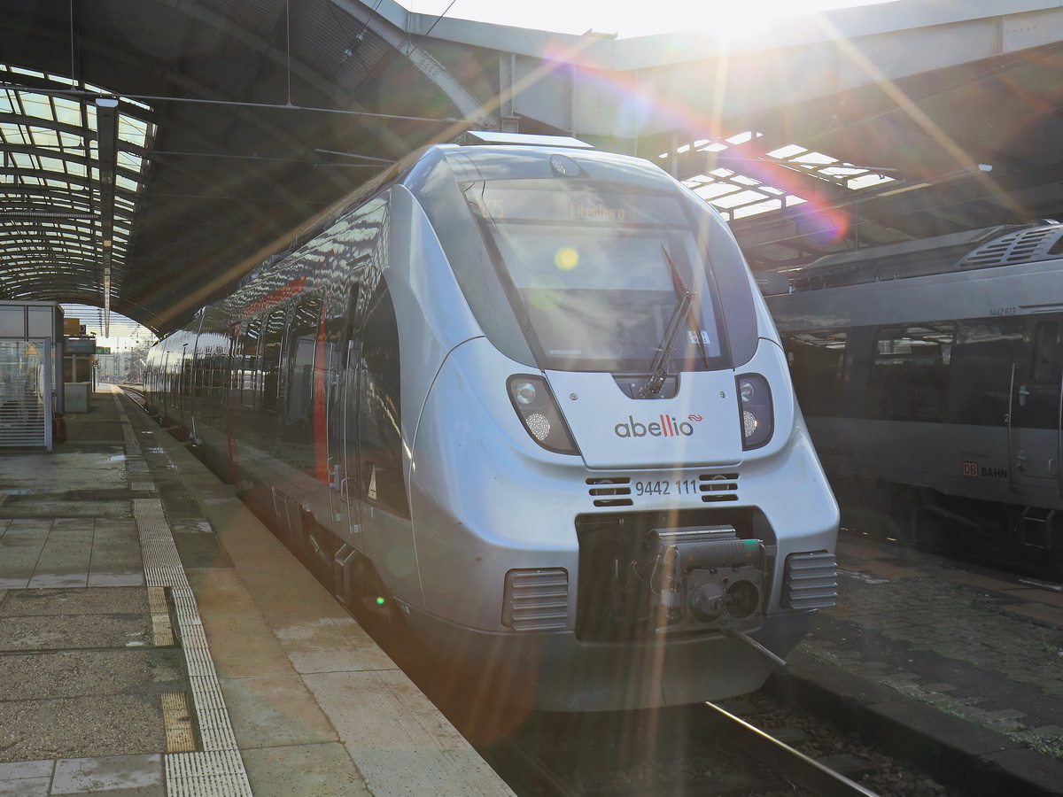 Abellio 9 442 611 und 9 442 111 stehen am 28. Januar 2016 im Hauptbahnhof von Halle  als RB 75 nach Eilenburg.

