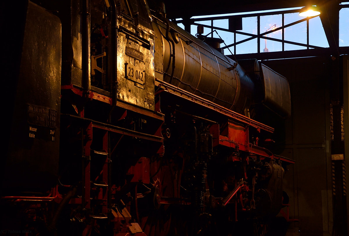 Abendstimmung im Eisenbahnmuseum Darmstadt-Kranichstein. 23 042 steht bei Schuppenbeleuchtung im Lokschuppen im Okt.2016 
Platz 2 (Bild des Monats) Oktober 2016
