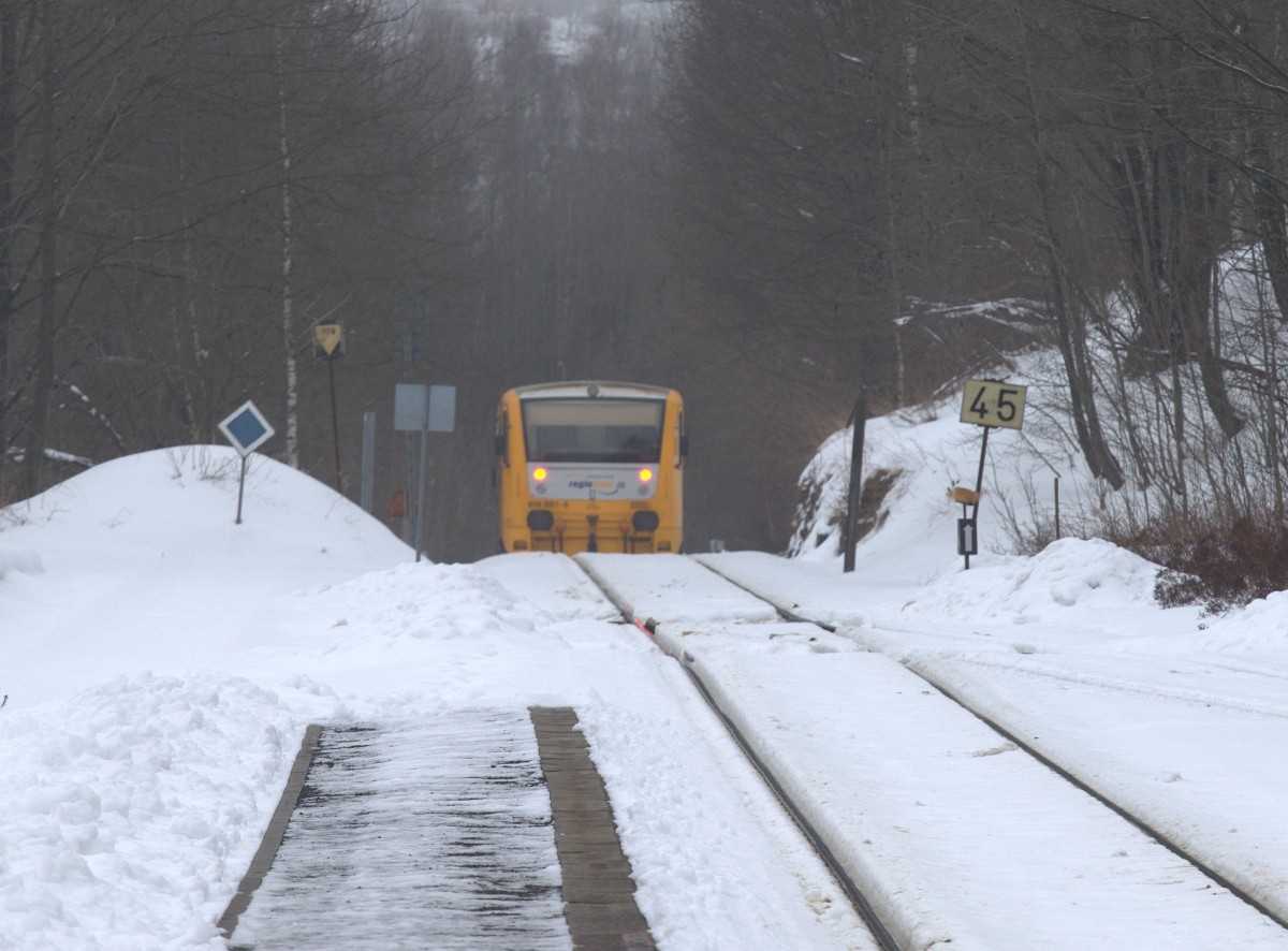  Abwärts  nach Johanngeorgenstadt , ein Regio Nova bei der Ausfahrt in Potucky.
10.02.2015  14:23 Uhr.