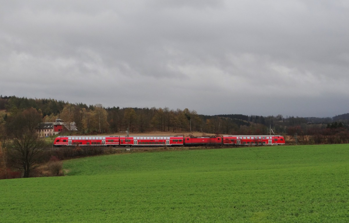 Am 02.11.13 fuhr der erste Doppelstockzug mit 143 047 nach Plauen/V. Hier kurz vor Jssnitz/V. kommend von Freiberg/Sachs.
