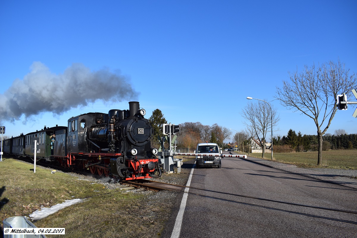 Am 04.02.2017 befindet sich der Personenzug am durch Halbschranke gesicherten Bahnübergang Thondorf.