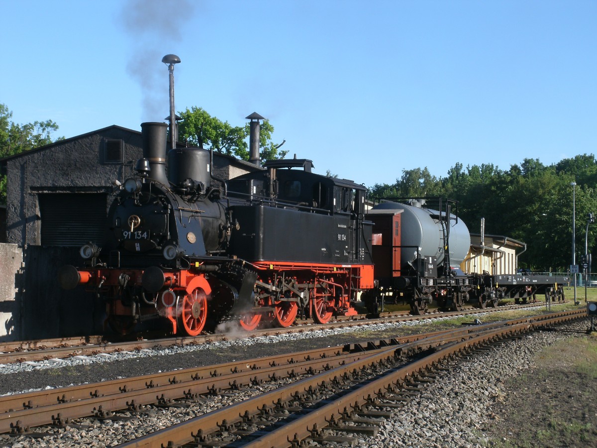 Am 04.Juni 2011 stand Mecklenburg/Vorpommern`s älteste Regelspurdampflok noch unter Dampf und kam auch auf der Strecke zwischen Bergen/Rügen und Lauterbach Mole zum Einsatz.Hier stand 91 134 am Putbuser Lokschuppen.
