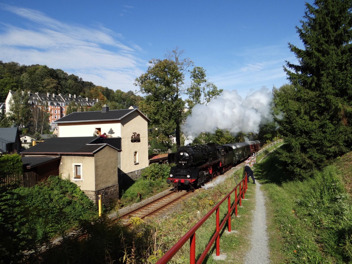 Am 05.10.13 fuhr die Erzgebirgische Aussichtsbahn wieder von Schwarzenberg nach Annaberg und zurck. Heute mit 50 3616(Schwarzenberg) hier die Ausfahrt in Annaberg-Mitte.
