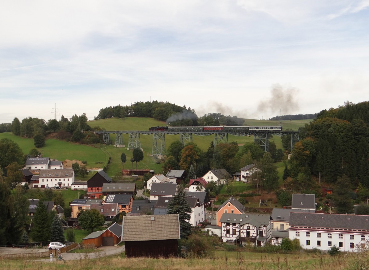 Am 05.10.13 fuhr die Erzgebirgische Aussichtsbahn wieder von Schwarzenberg nach Annaberg und zurck. Heute mit 50 3616(Schwarzenberg) hier auf dem Markersbacher Viadukt in Markersbach. 