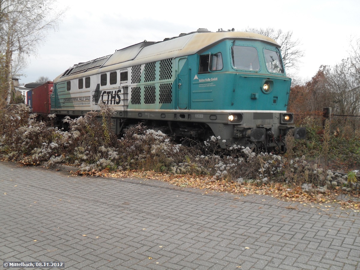Am 08.11.2012 schiebt, eine Lok der Baureihe 232 des Containerterminals Halle (Saale) ihren Gterzug vom Bahnhof Halle-Trotha aus den Gleisanschluss in den Halleschen Hafen.