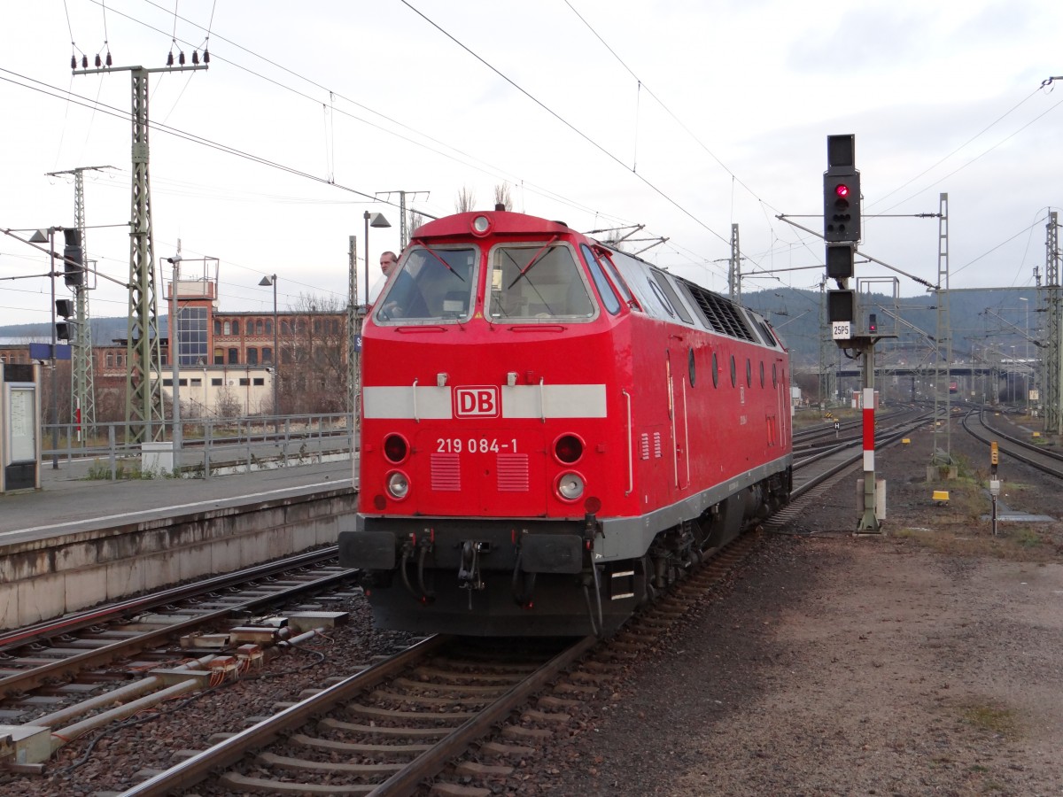 Am 08.12.13 fuhr der Wartburg-Express von Saalfeld/Saale nach Eisenach mit 219 084. Die 41 1144 hatte einen technischen defekt. Hier zusehen frh beim Umsetzen in Saalfeld.