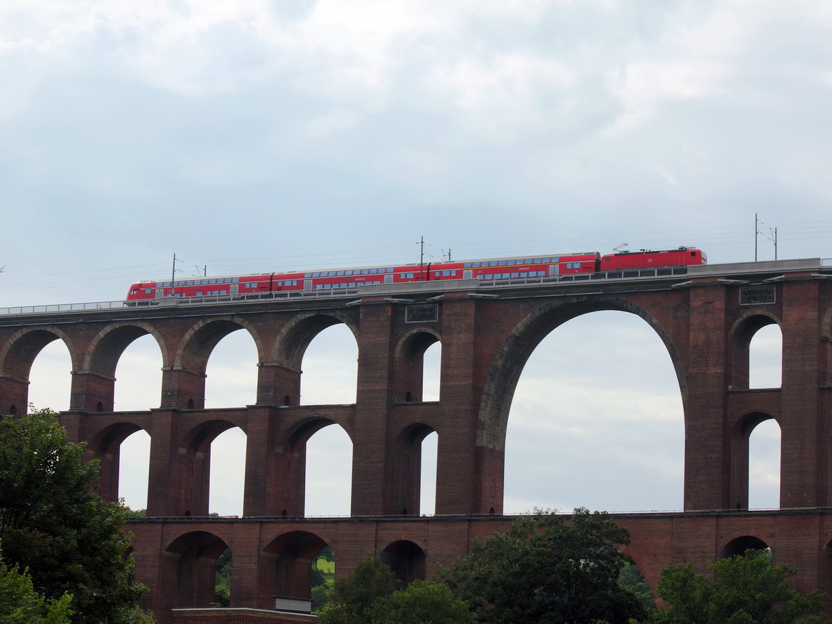 Am 10.08.2014 passiert RE 4771 nach Dresden gezogen durch eine unbekannte 143er die Göltzschtalbrücke.