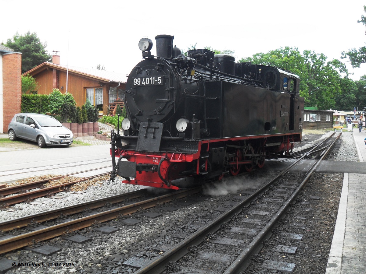 Am 11.07.2015 begibt sich 99 4011-5 (ex MBB-Lok 7)nach der Ankunft des Zuges aus Putbus vom Zug an den Ghrener Wasserkran.