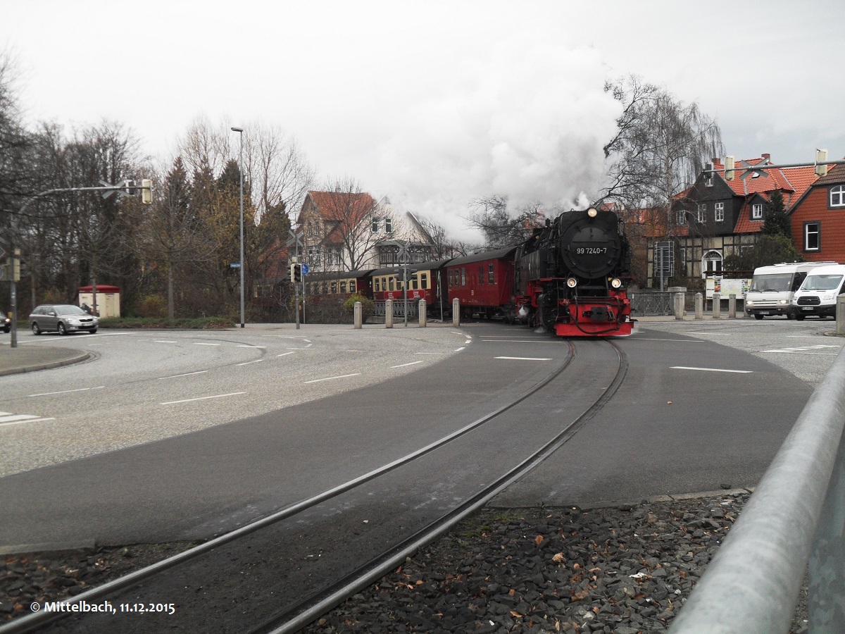 Am 11.12.2015 überquert mit ihrem Zug nach Eisfelder Talmühle 99 7240-7 die Westerntorkreuzung. Allerdings erfolgt in Drei-Annen-Hohne ein Lokwechsel, sodass 99 7240-7 weiter auf den Brocken fährt. diesen Zug wird in Drei-Annen-Hohne 99 7243-1 (zu diesem Zeitpunkt Est. Nordhausen Nord) übernehmen. Mal eine Anmerkung: Fünf jahre zuvor begegnete mir am gleichen Wochentag (Freitag), die gleiche Lok, an der gleichen Stelle.