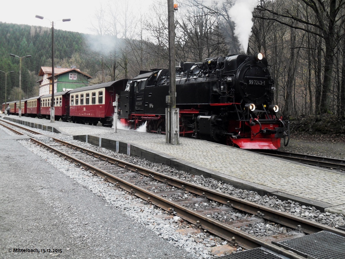 Am 13.12.2015 steht der Zug nach Wernigerode in Eisfelder Talmhle und wartet auf seine Abfahrt. In wenigen Minuten wird noch der Triebwagen ins Selketal eintreffen, mit welchem es zu einer Doppelausfahrt gekommen ist.