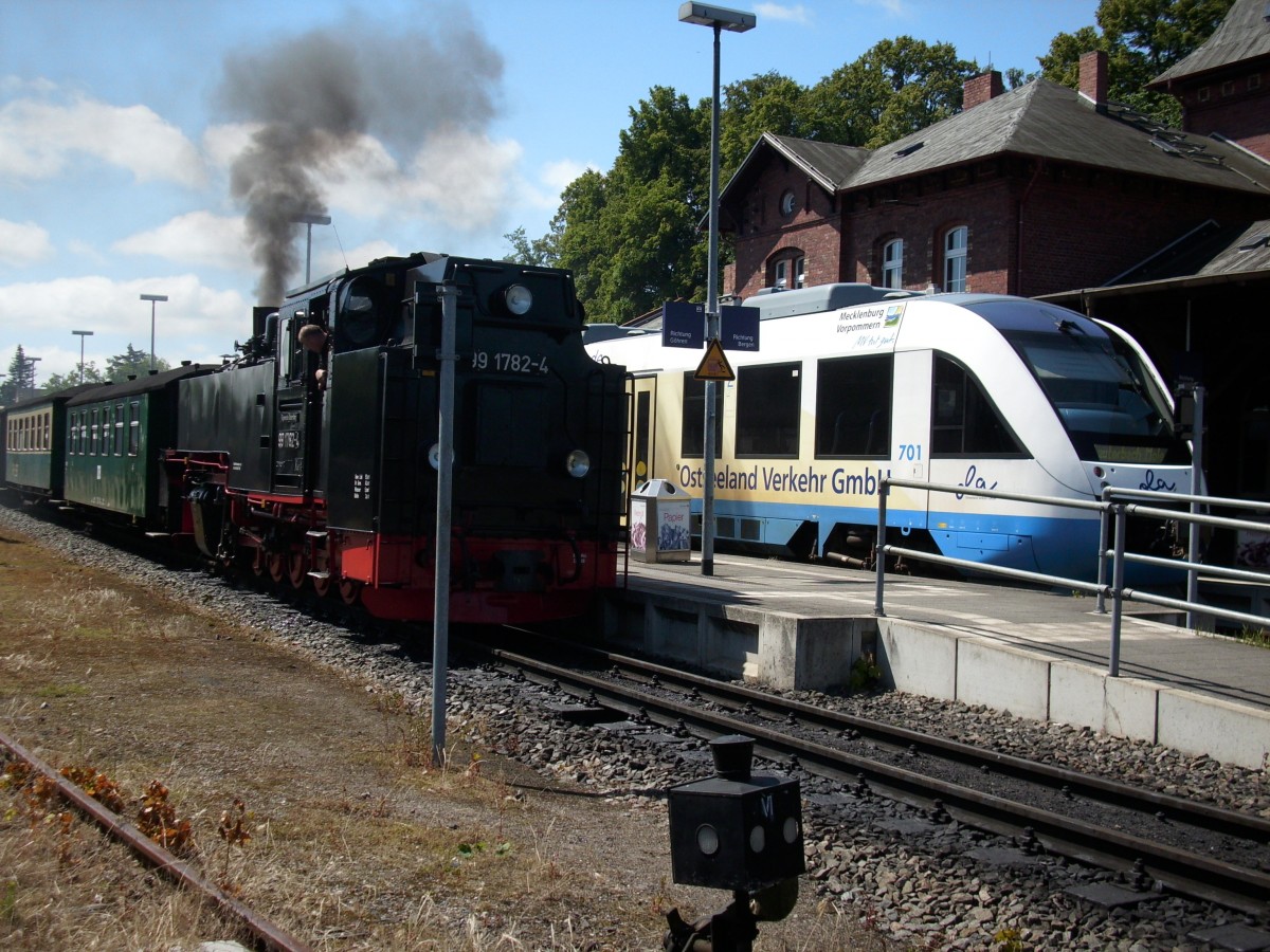 Am 13.Juni 2009 traf sich der Roland in Putbus auf den OLA Triebwagen 702.Mittlerweile fhrt die OLA nicht mehr zwischen Lauterbach Mole un Bergen/Rgen. 