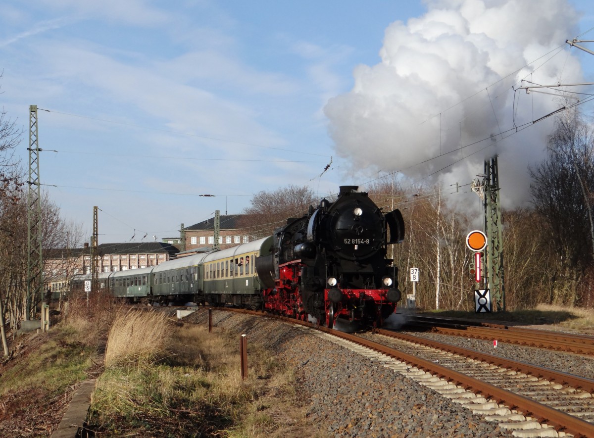 Am 14.12.13 bespannte 52 8154 den Sonderzug von Leipzig nach Schwarzenberg. Hier zusehen bei der Ausfahrt in Zwickau/Sachs.