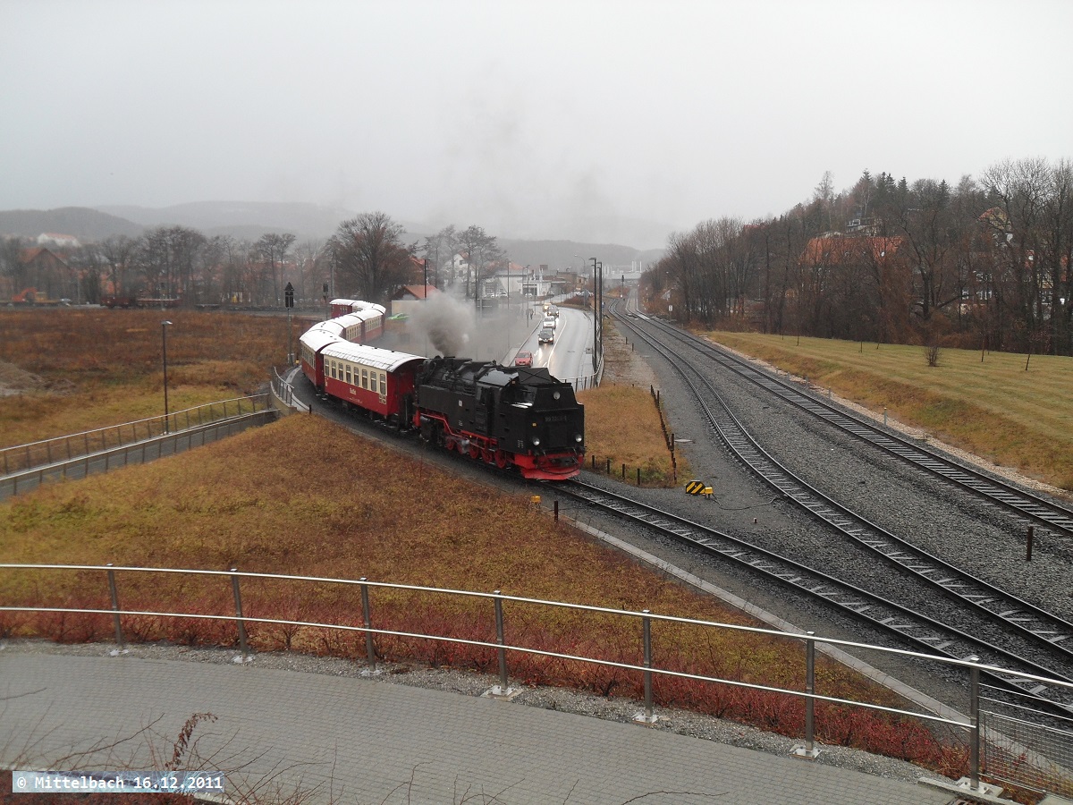 Am 16.12.2011 kommt gerade ein Zug vom Brocken in Wernigerode eingefahren. Hier befindet er sich gerade zwischen Westerntor und Wernigerode vor der Fugngerbrcke.