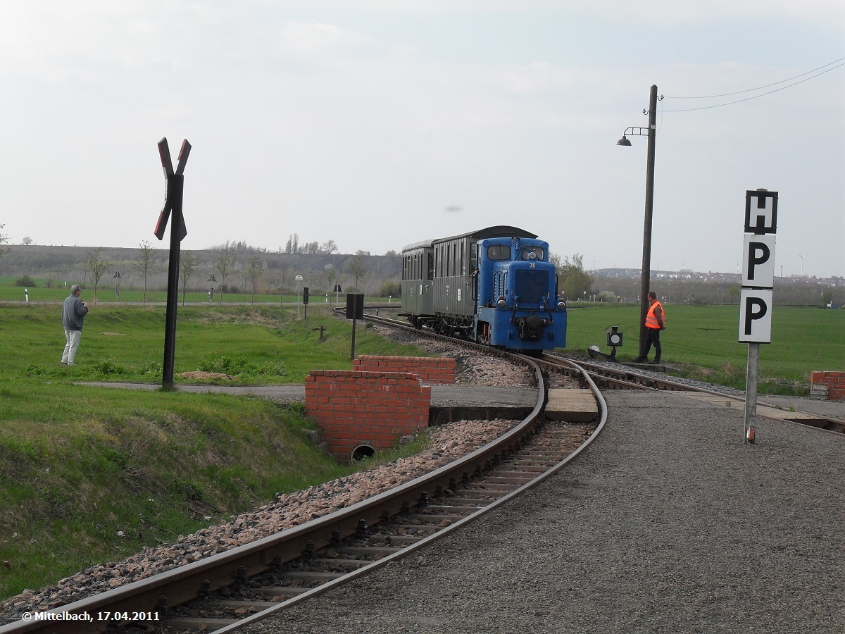 Am 17.04.2011 kommt Lok 35 mit ihrem Personenzug aus Hettstedt in der Kreuzungsstation Siersleben an.