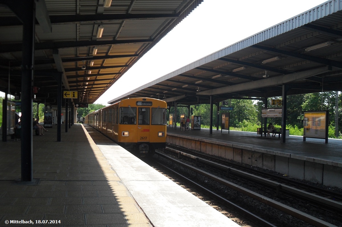 Am 18.07.2014 fhrt eine U-Bahn der Linie 5 aus Hnow kommend in den Bahnhof Wuhletal ein. Baustellenbedingt endet diese U-Bahn in Wuhletal und fhrt nicht nach Alexanderplatz weiter.