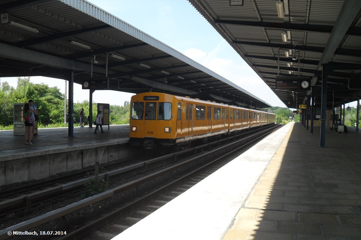 Am 18.07.2014 fhrt die U-Bahn der Linie 5 nach Hnow in den Bahnhof Wuhletal ein.