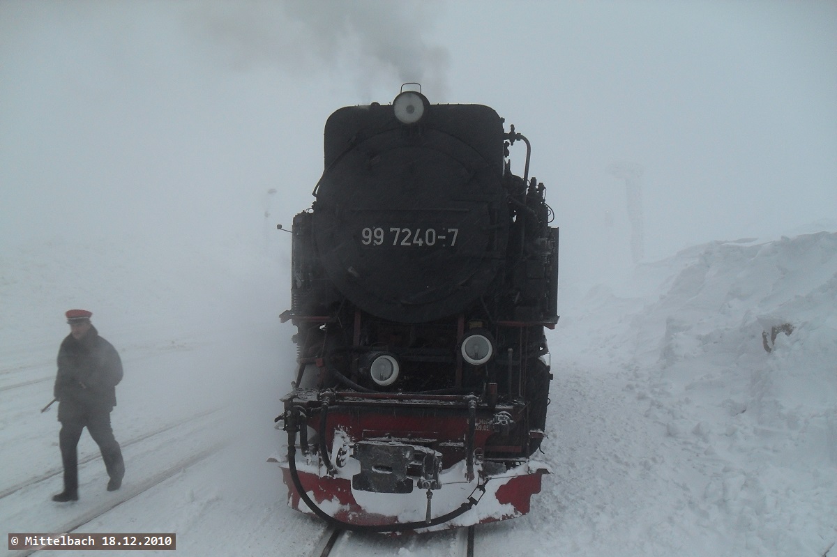 Am 18.12.2010 rangiert 99 7240-7 gerade auf dem Brocken an ihren Zug.