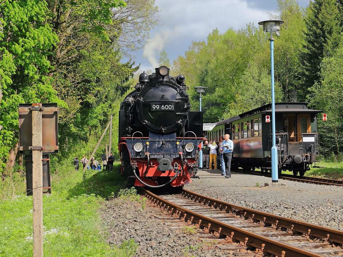 Am 20. Mai 2017 steht 99 6001 als HSB 8965 nach Hasselfelde im Bahnhof Friedrichshöhe.