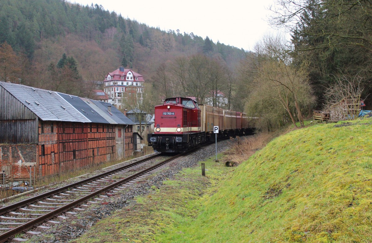 Am 20.02.16 fuhr 112 703-4(Press) mit einem Hackschnitzelzug ab Ebersdorf-Friesau Richtung Saalfeld. Hier zu sehen in Leutenberg.