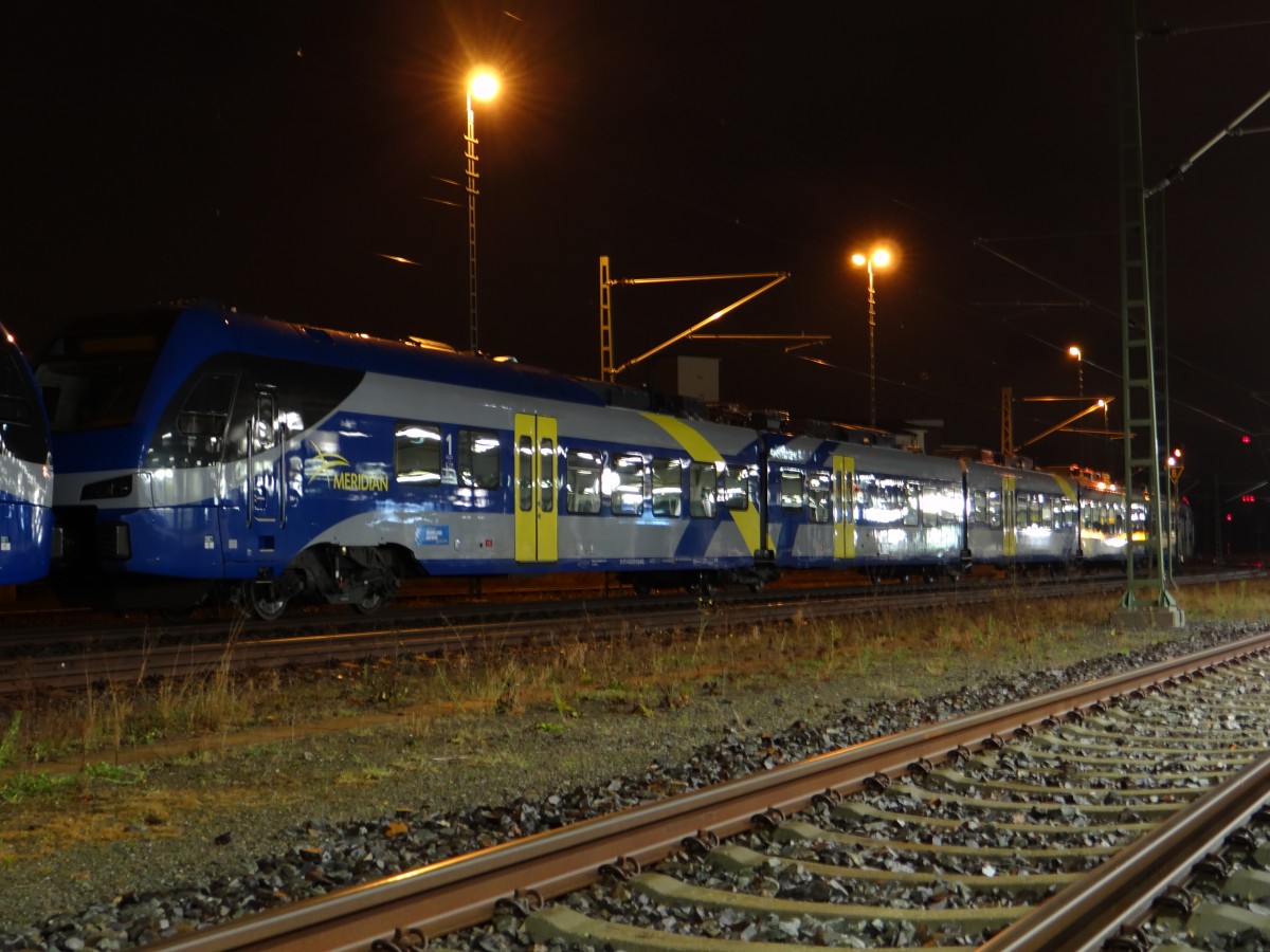 Am 20.11.13 wurden wieder zwei Triebwagen nach Sden berfhrt. Es waren 94 80 1430 001-6 D-BOBY und 94 80 1430 520-5 D-BOBY. Hier stehen sie am 20.11.13 in Plauen/V. oberer Bahnhof wo eine Diesellok davor gespannt wird.