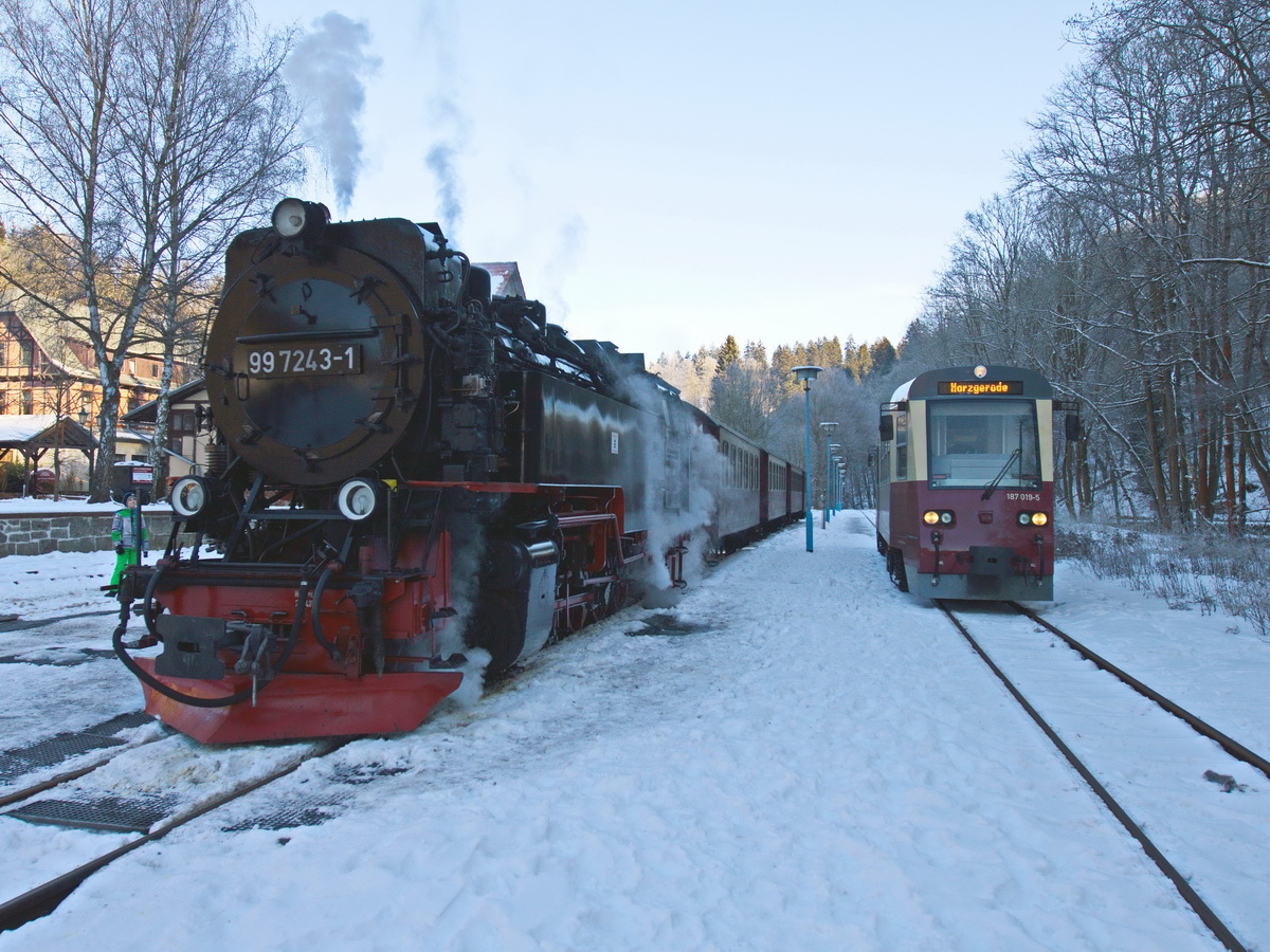 Am 22. Januar 2017 stehen 99 7243-1 und 187 019-5 der Harzer Schmalspurbahnen GmbH im Bahnhof Alexisbad.