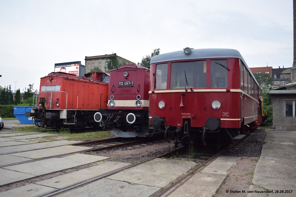 Am 26.08.2017 befinden sich 2 V100-Ost und ein historischer Triebwagen, welcher früher auf der Nauendorf-Gerlebogker-Eisenbahn beheimatet war im Traditions Bw. Halle P..